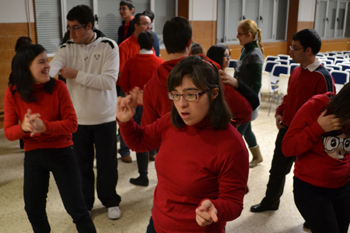 Momento de baile antes de comenzar el bingo.